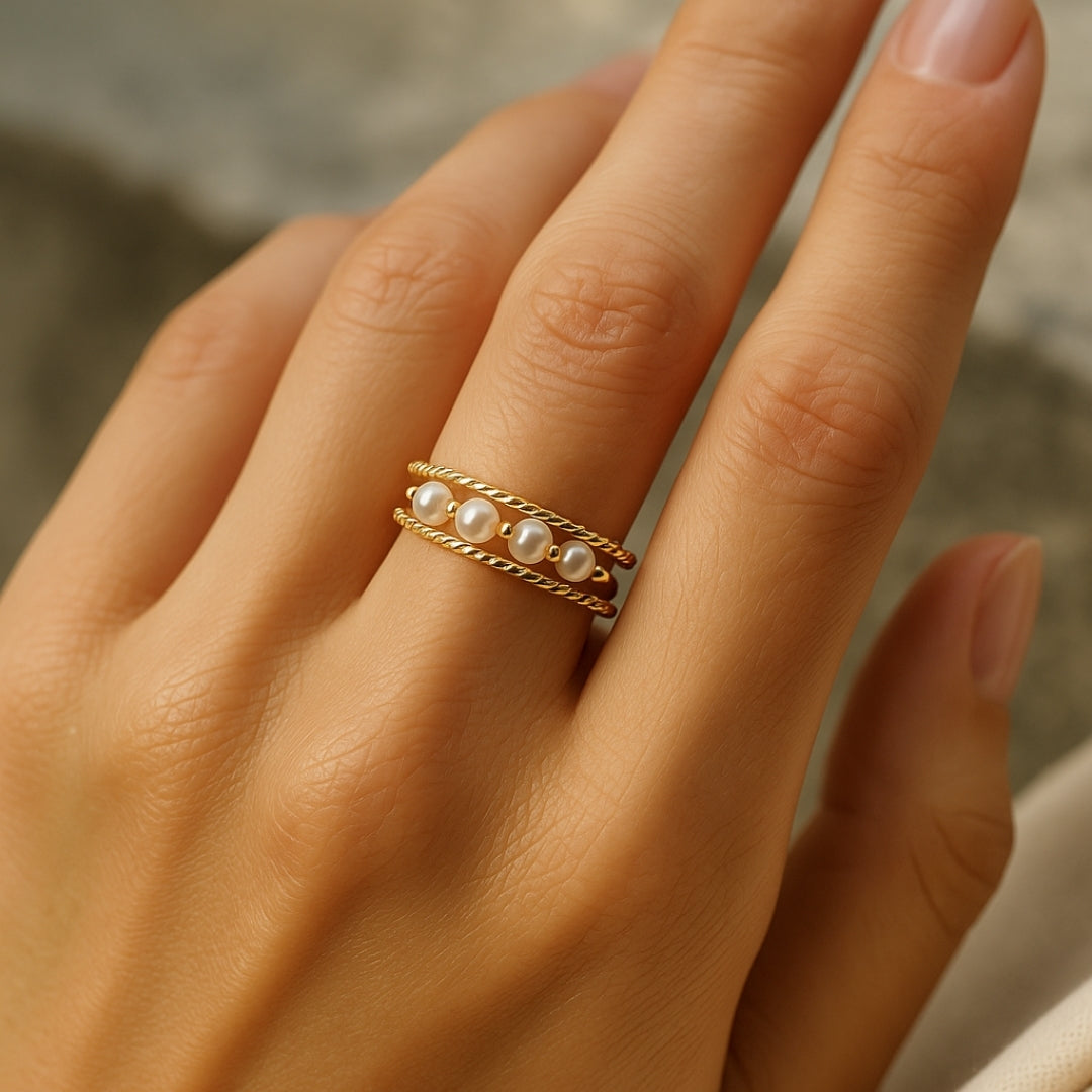 Anello dorato intrecciato regolabile con perla a forma di goccia