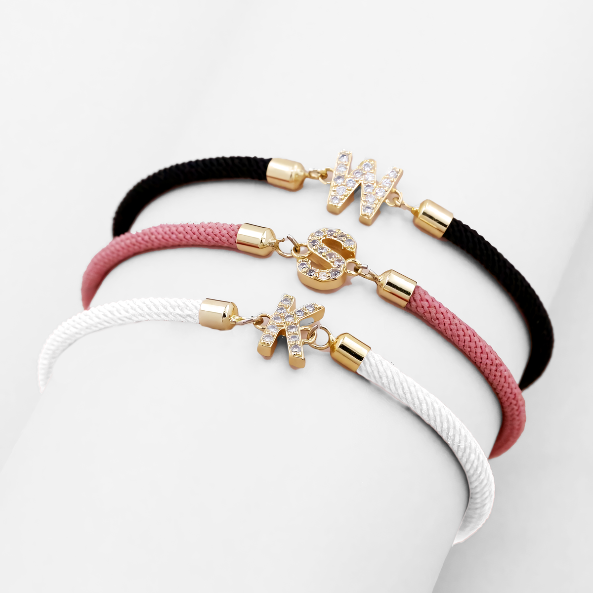 Verstellbare Armbänder mit Buchstabeninitialen
