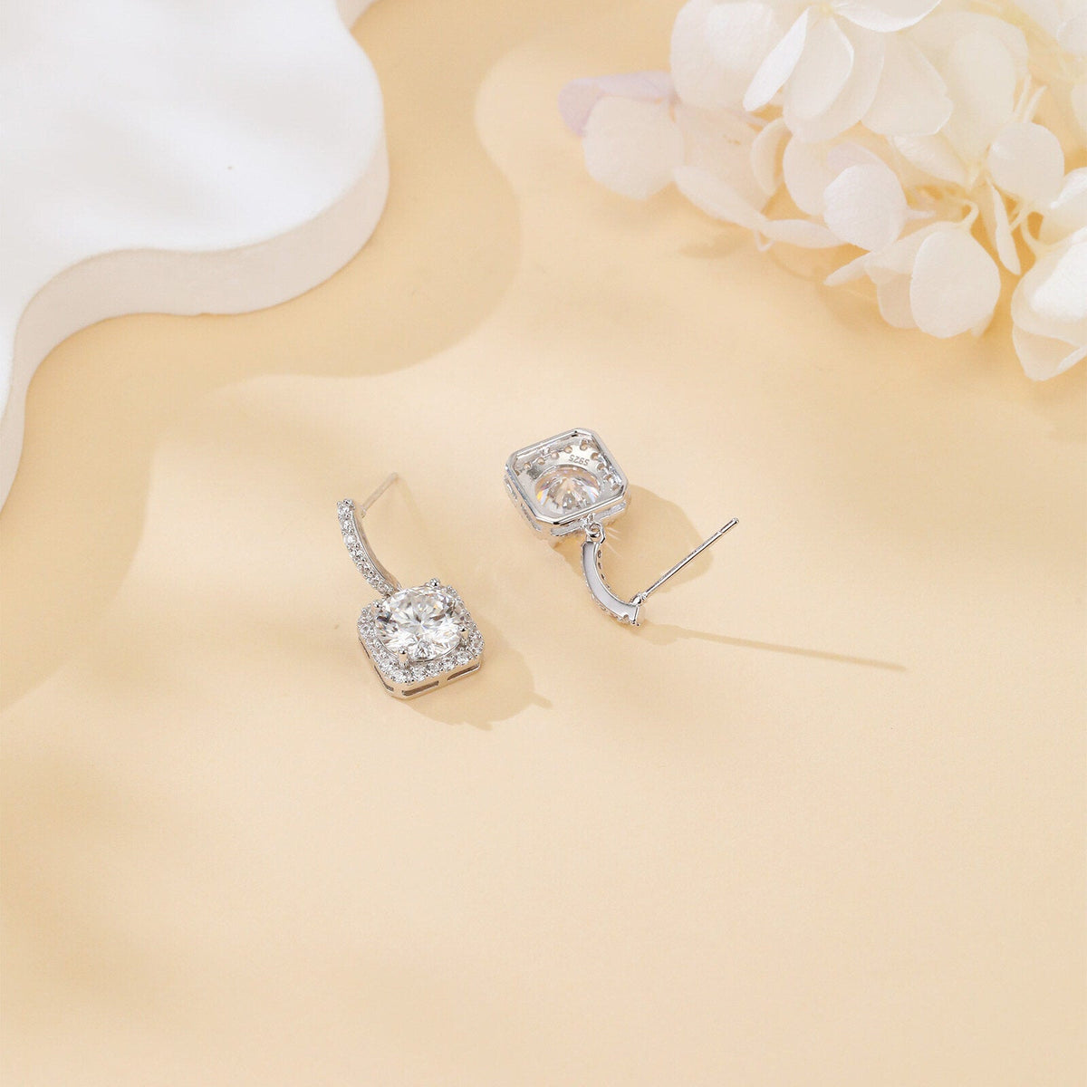 Boucles d'oreilles puces élégantes en moissanite avec halo en argent sterling 925, vente en gros, plaquées or blanc
