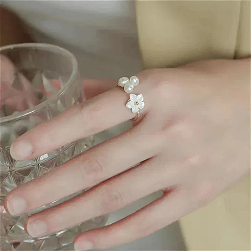 Anello regolabile con fiore di perla in oro