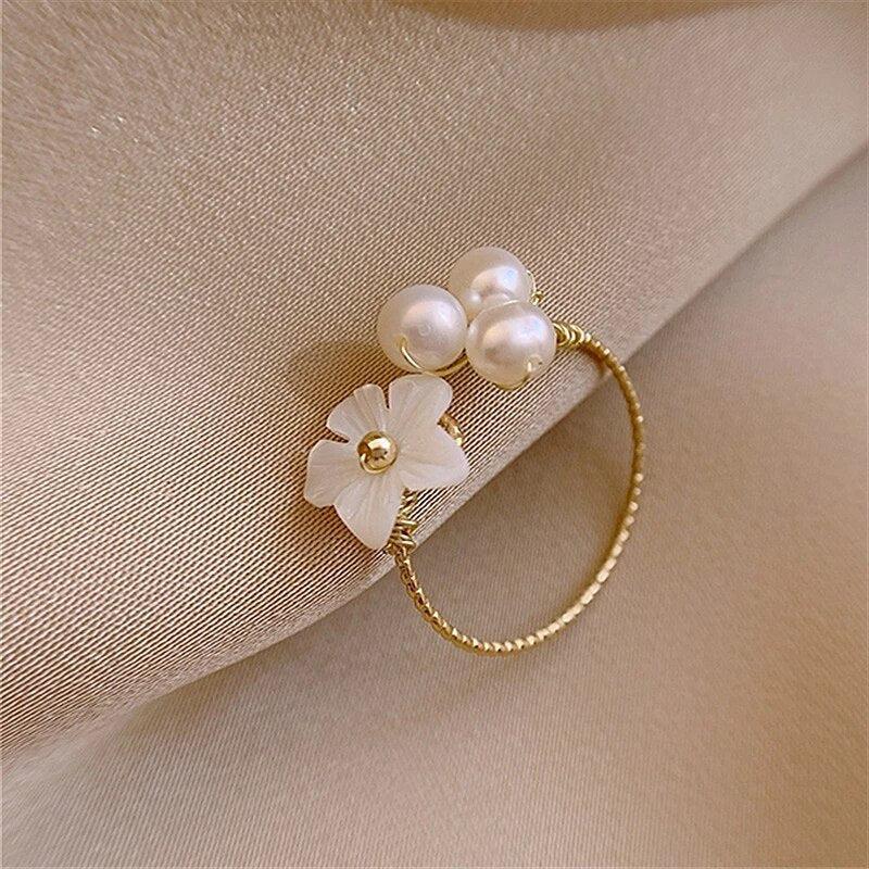 Anello regolabile con fiore di perla in oro
