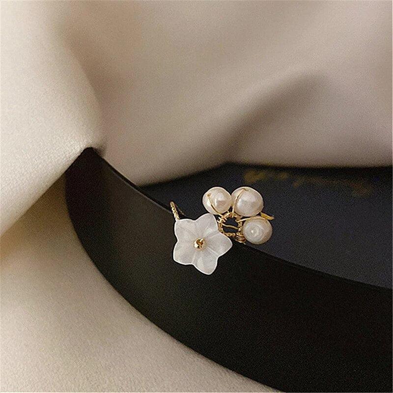 Anello regolabile con fiore di perla in oro