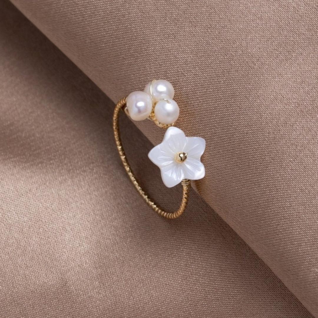 Anello regolabile con fiore di perla in oro