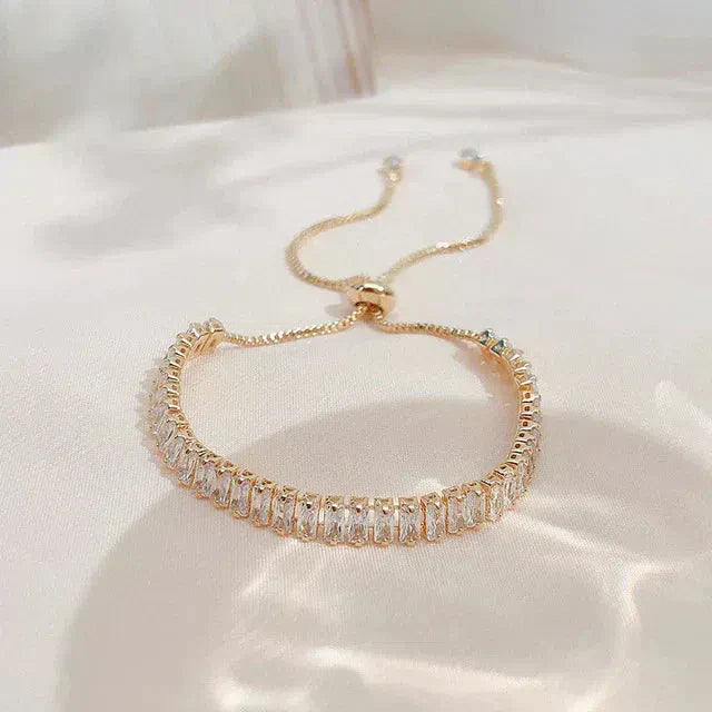 Justerbart armbånd med kubisk zirkonia i guld og sølv
