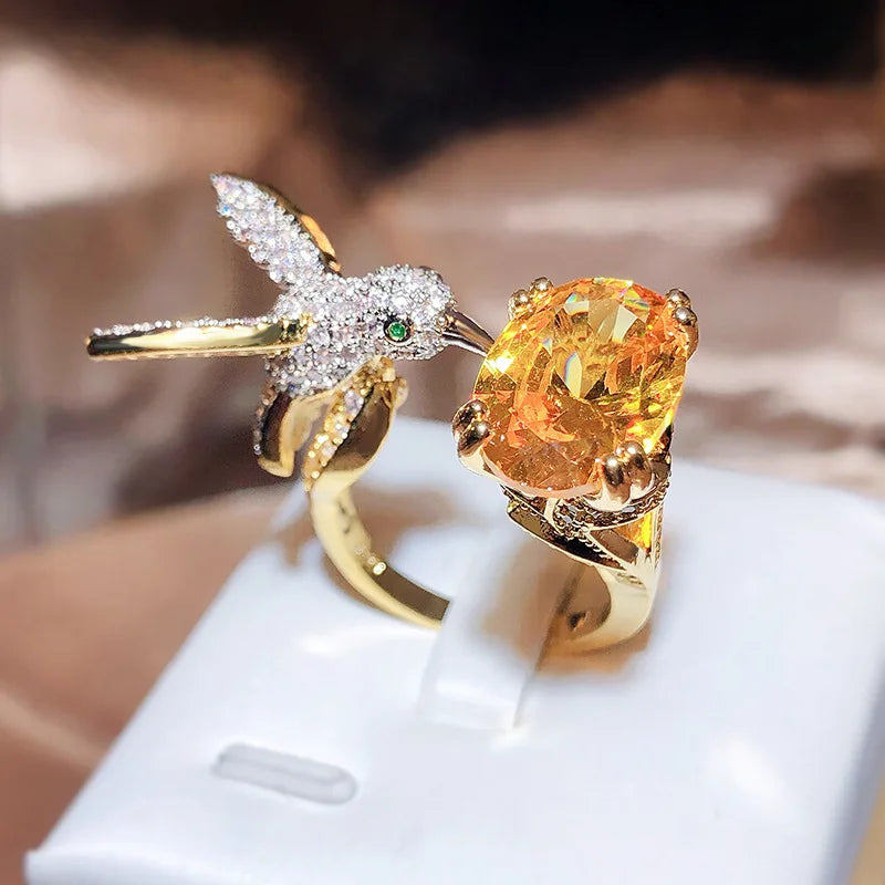 Verstellbarer Kolibri-Edelsteinring – Zirkon, 14 Karat vergoldet