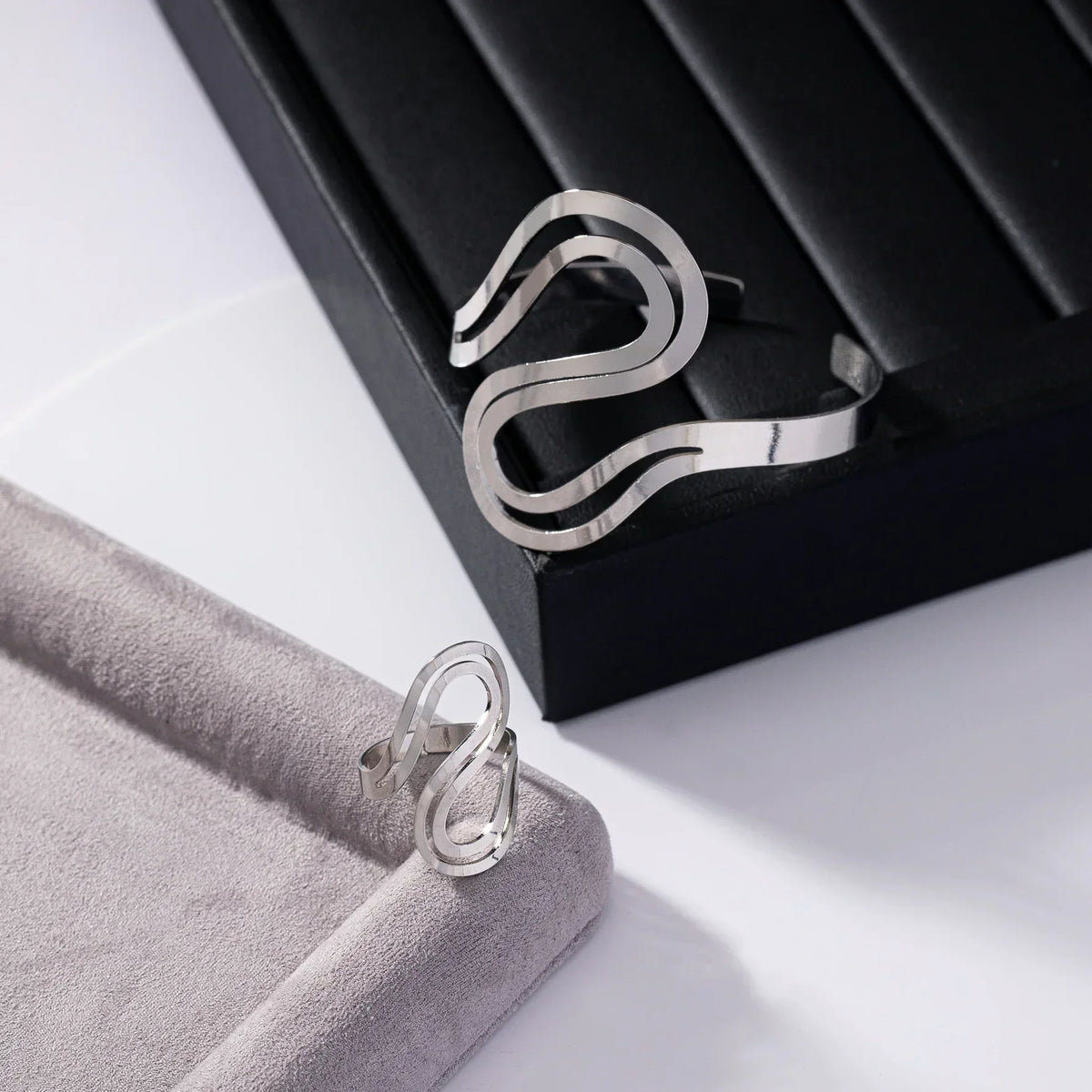 Set di bracciale e anello moderni regolabili a spirale
