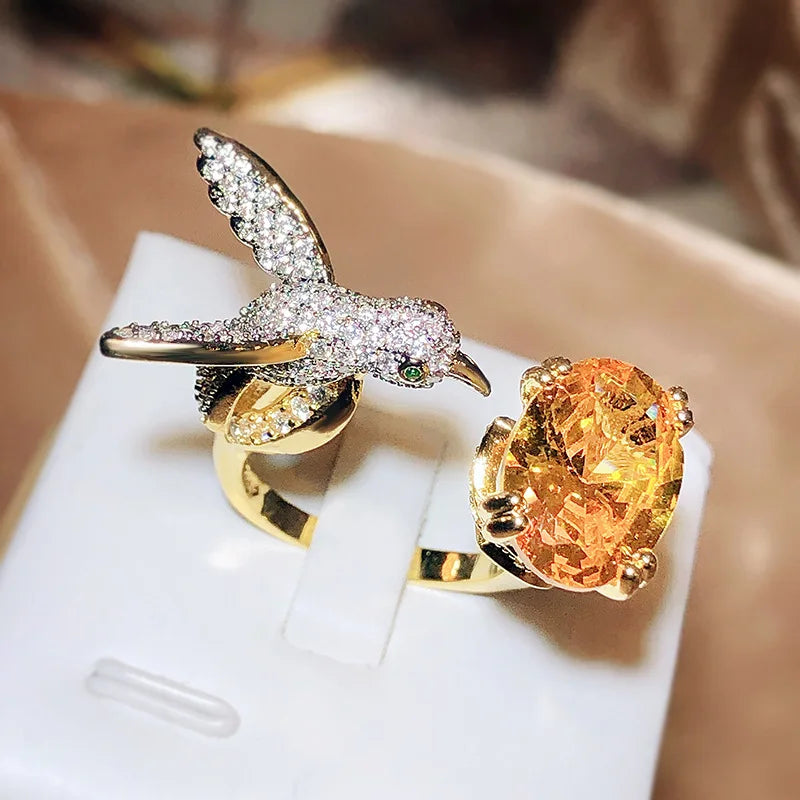 Verstellbarer Kolibri-Edelsteinring – Zirkon, 14 Karat vergoldet