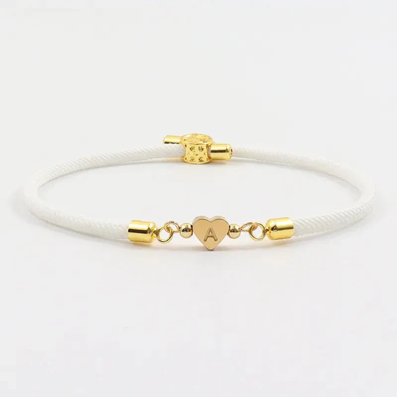 Verstellbare Armbänder mit Herz- und Buchstabenanhängern