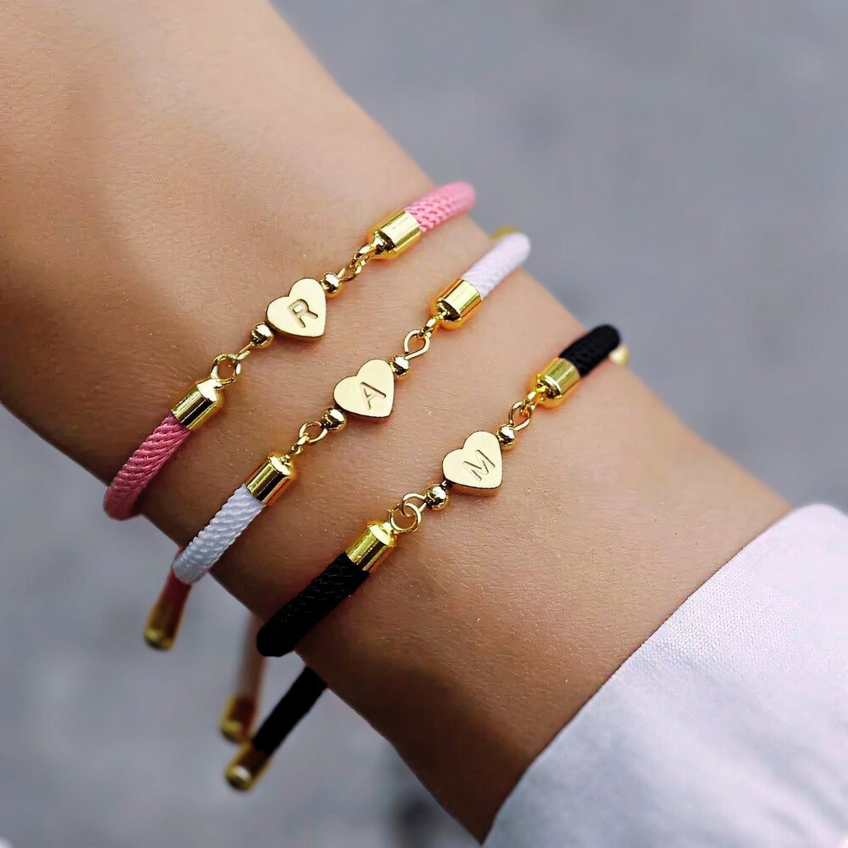 Verstellbare Armbänder mit Herz- und Buchstabenanhängern
