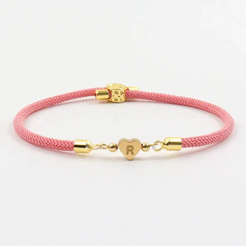 Verstellbare Armbänder mit Herz- und Buchstabenanhängern