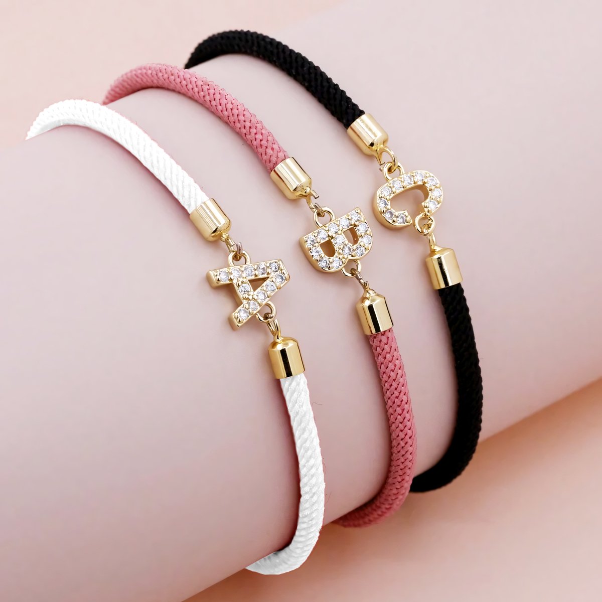 Verstellbare Armbänder mit Buchstabeninitialen