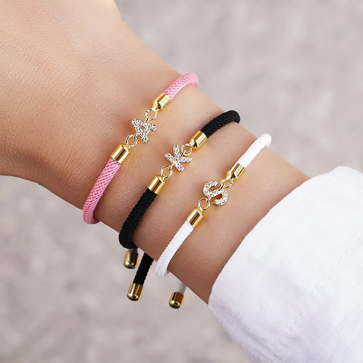 Verstellbare Armbänder mit Buchstabeninitialen