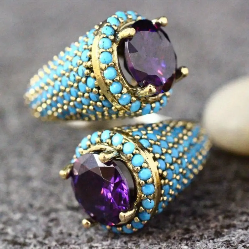 Verstellbarer Ring mit eingelegten blauen Steinen und violettem Kristall