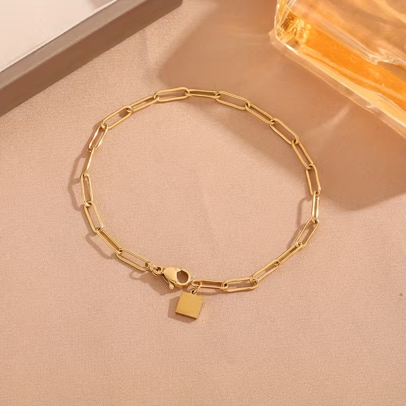Bracciale regolabile dorato con maglie a graffetta